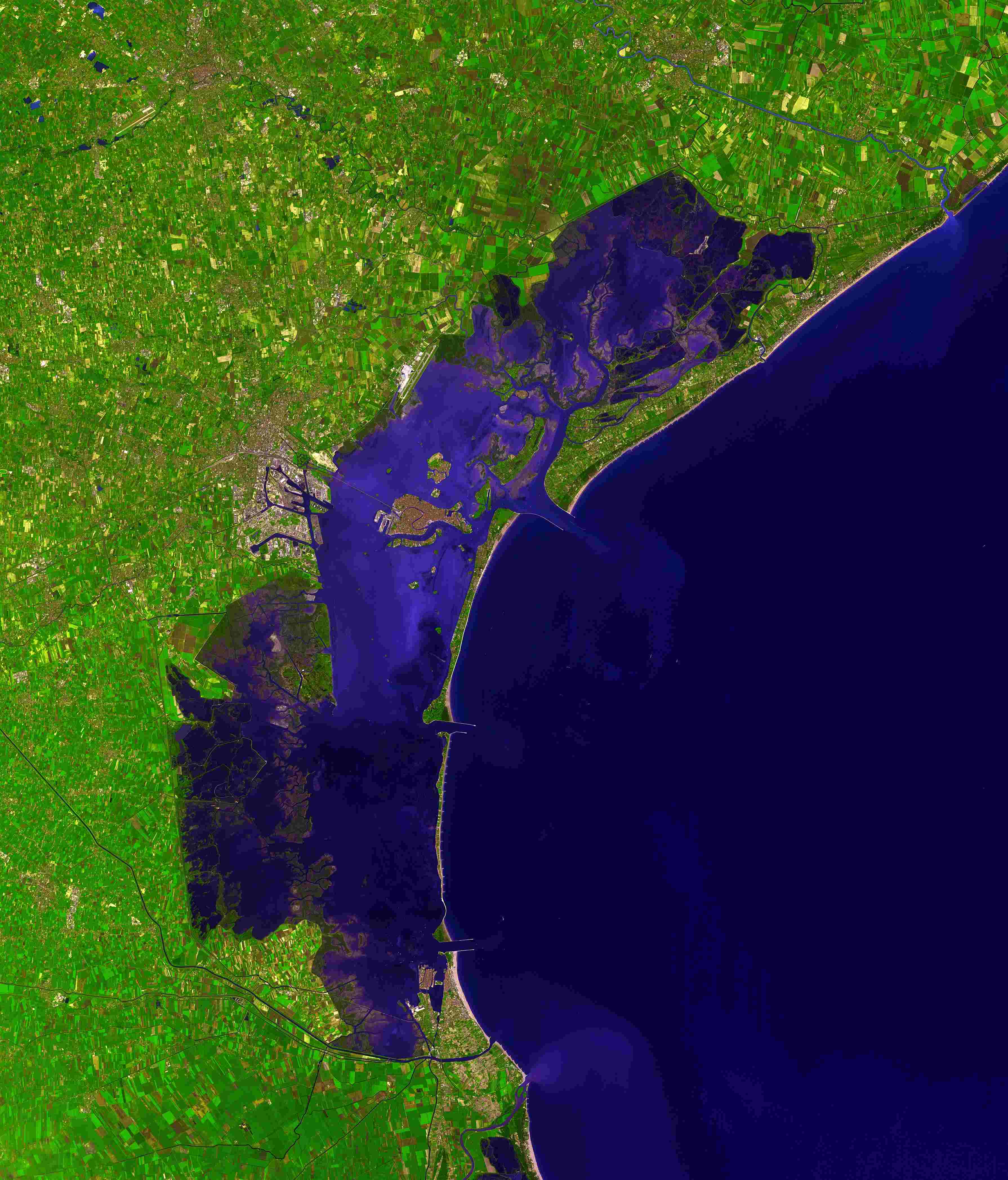 Images Wikimedia Commons/19 NASA Venice Lagoon Land Resource Image December 2001.jpg